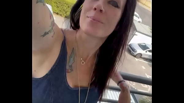 Nonton Hello! Bien Arriv&eacute;e &agrave; Seyne-sur-mer... Halte En Route Vers L&lsquo;&icirc;le De Beaut&eacute; Et Un Petit Coucou Sexy Pour Vous thumbnail