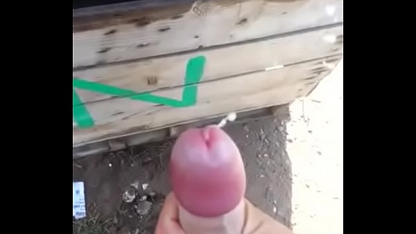 Play MP4 - Morrito dandose un pajazo&period;&period;&period;detras del patio