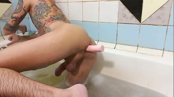 Play MP4 - Big dick&period; The young gay is washing himself&period;