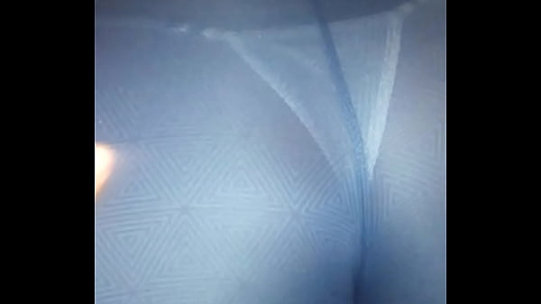 Mostrando tanga blanca