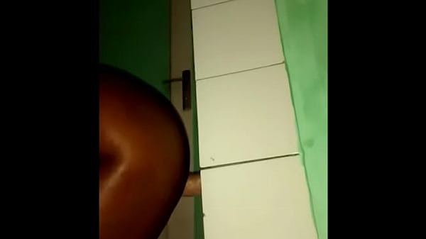 Elvie slutty avec un gode sur le mur partie 4