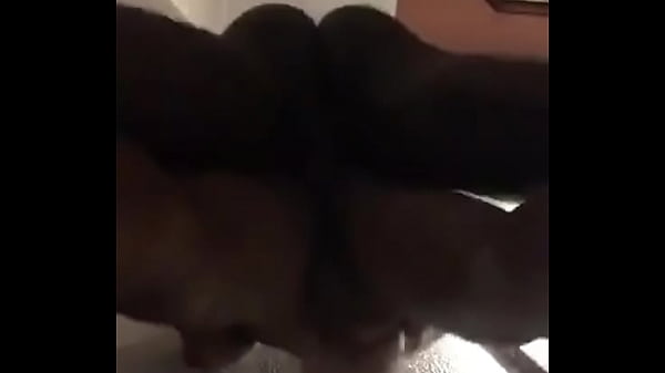 Gozando na pika do amigo