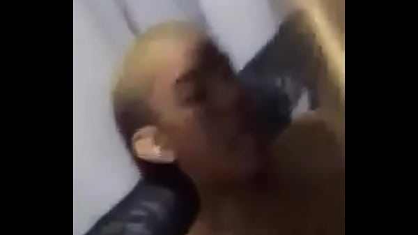 Gostosa dos peit&atilde;o metendo