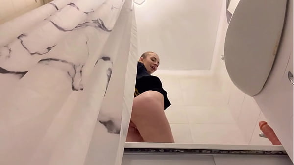 Nonton Beauty, Locked Herself In The Shower And Fucked All Day. thumbnail