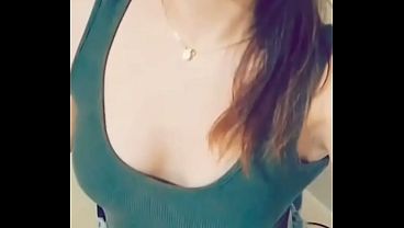 Deja que se corra en sus senos y tambi&eacute;n en su boca 