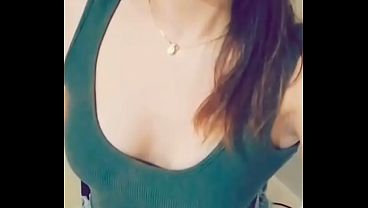 Deja que se corra en sus senos y tambi&eacute;n en su boca