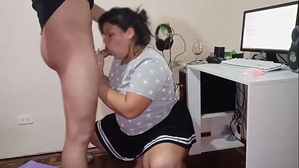 Play MP4 - entro al cuarto de mi hermanatra y la pongo aq me chupe toda la polla por que yo se que ella le encanta tenerla en su boca toda mi leche ella es la mejor haciendo lo que hace follamos como locos mientra estamos solos