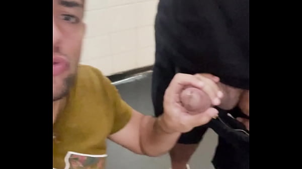 Servindo Prazer E Muito Tes&atilde;o A Esses Homens Gays Que Me D&atilde;o Muito Prazer Na Cabine. thumbnail