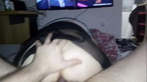 A mulher de saia sentando na piroca 