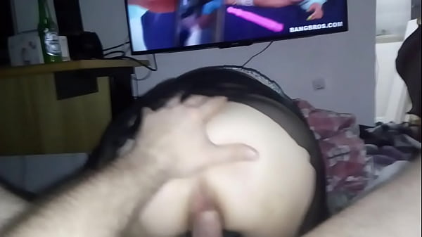 A mulher de saia sentando na piroca