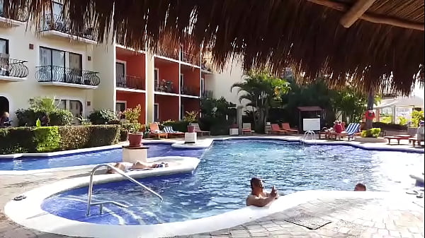 La Chica Acostada En La Orilla De La Alberca Es Evitaloveporn El Pendejo Que Est&aacute; Con El Cel Es Un Desconocido Que No Sab... thumbnail