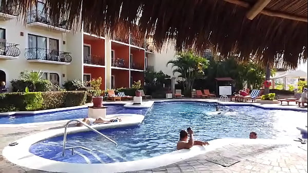 La chica acostada en la orilla de la alberca es evitaloveporn el pendejo que est&aacute; con el cel es un desconocido que no sab... 