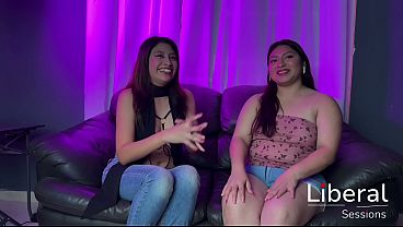 Pareja De Amigas Son Folladas En Gangbang Hasta Venirse En Ellas thumbnail