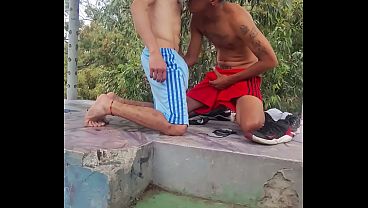 Frotage sneaker bulge 