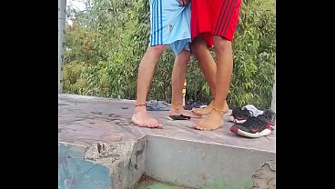 Frotage sneaker bulge 