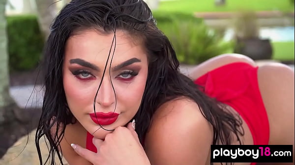 Nonton Glamorous All Natural Naked Beauty Drops Off Her Bright Red Swimsuit thumbnail