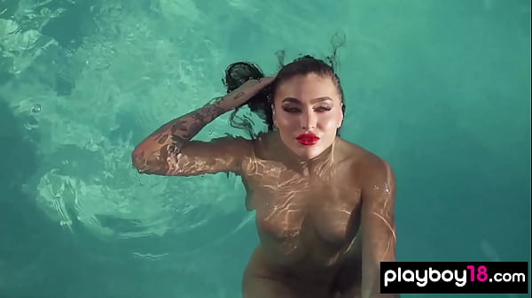 Glamorous all natural naked beauty drops off her bright red swimsuit 