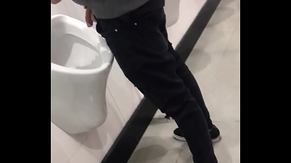 Spy Guapo Orinando banheiro flagra 