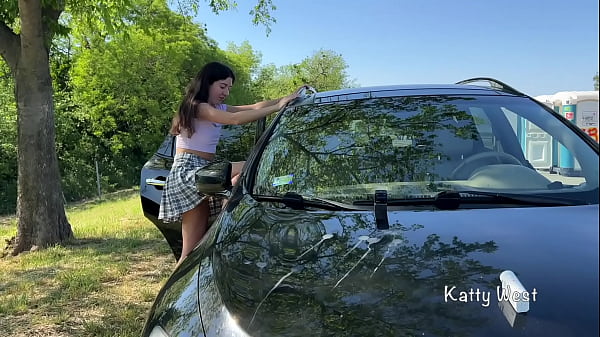 Crazy girl Pee on the roof of the car_to clean the windshield
