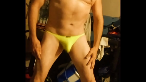 En el_gimnasio con baile sensu iniciando con_tanga de_elefante y terminando desnudo y_eyaculando