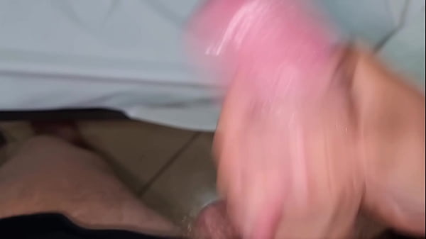 Arrapato si strappa i jeans sega veloce e un cazzo enorme palle e culo in primo piano con un enorme sborrata