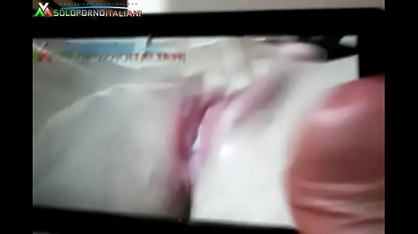 Play MP4 - mi sego &egrave; sborro guardando il video della mia troia