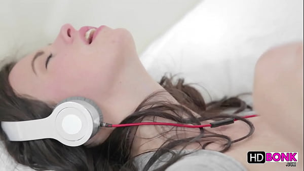 Sweet brunette pussy gets_jammeded