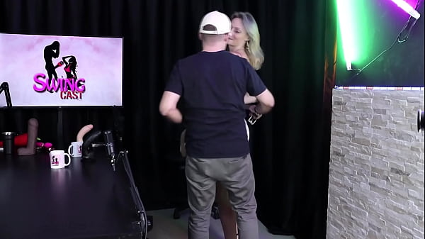 Play MP4 - Loira safada demonstra o seu boquete&comma; faz striper&comma; mostrando os peitos e a buceta&comma; al&eacute;m de deixar o marido pelado - Aline Fischborn e Fl&aacute;vio Paiva &lpar;SHEER&sol;RED&rpar;