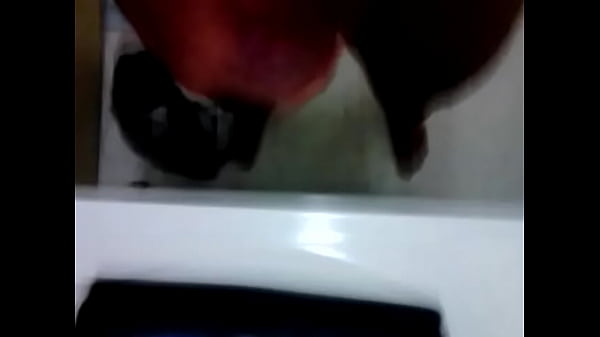 Rico venezolano d&aacute;ndose la paja viendo porno 