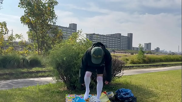 女装まゆの河原の陰で下半身露出 