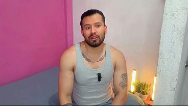 Capataz dotado de la finca rellena el culo de un pasivo culon a pelo! se lo folla en el suelo de los corrales de la finca! Relato sexual
