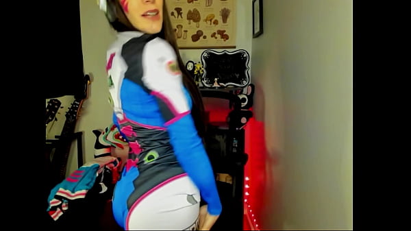 Cosplay goddess rewards your good behavior 