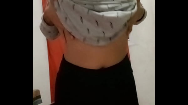 Selene se encuentra muy mojada y con ganas de montar una polla 