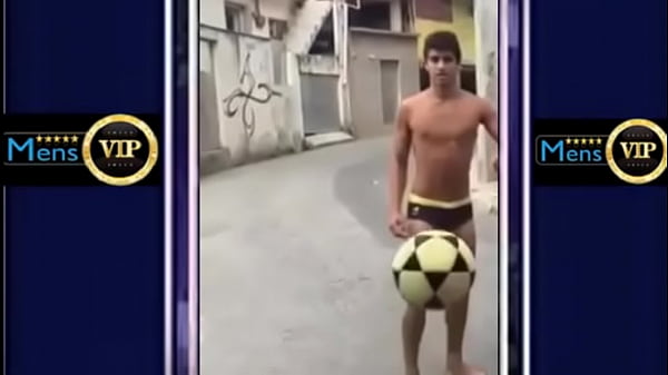 jogando futebol de sunga 