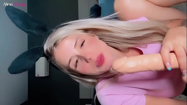 De 4 coelhinha loira mete o dildo na bucetinha at&eacute; gozar aline novak 