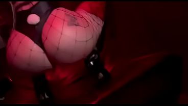 Encontrei casadinha rabuda com uma bunda deliciosa na balada ela nao resistiu um neg&atilde;o pirocudo e logo rebolou no meu pau 