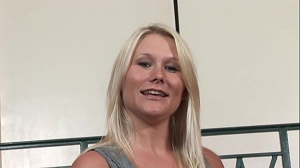 Play MP4 - Big boobs and hot mouth of a blonde whore