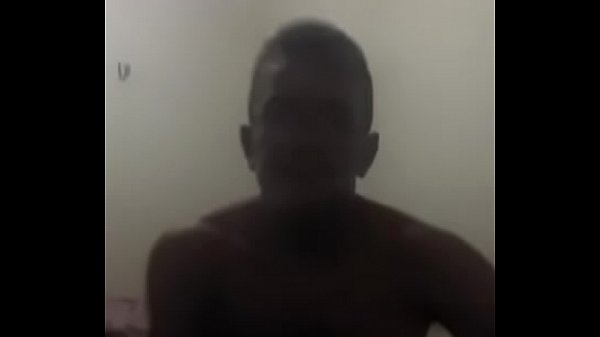 Gemendo enquanto bate punheta