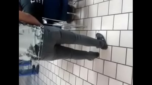 Chavo sexy en el banco