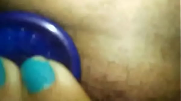 Gordinha na siririca melada