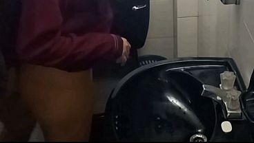 Play MP4 - ESTUDIANTES CAPTADOS FOLLANDO EN EL BA&Ntilde;O DE UNA ESCUELA PUBLICA