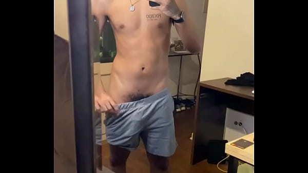 pauzudo mostrando a  rola 