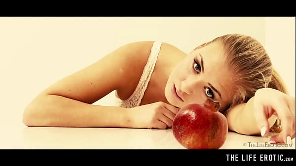 Play MP4 - Sexy girl masturbates over memories of passionate lesbian sex