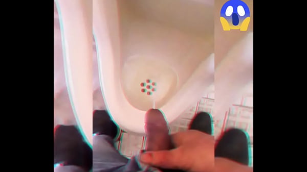 Orinando en un ba&ntilde;o p&uacute;blico 