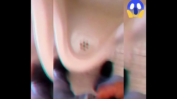 Nonton Orinando En Un Ba&ntilde;o P&uacute;blico thumbnail