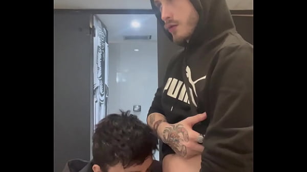 Dando Sem Capa No Banheiro Do Cinema thumbnail