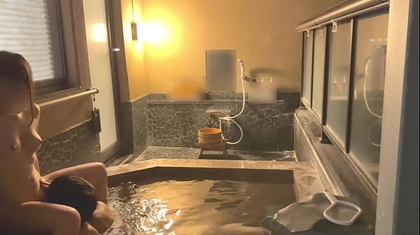 【個人撮影】初温泉旅行夜にお洒落な露天風呂でイチャイチャから濃厚生ハメsex立ちバックで激しく突く amateur hentai 