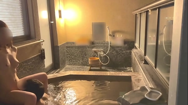 【個人撮影】初温泉旅行夜にお洒落な露天風呂でイチャイチャから濃厚生ハメsex立ちバックで激しく突く amateur hentai 