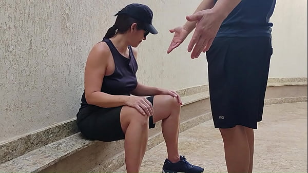 Homem hetero comendo uma sapat&atilde;o at&eacute; que a sapata &eacute; gostosinha pelada 