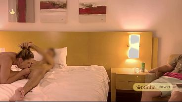 Marido da Rainha Hotwife corno manso assiste tudo casada safada virando uma putinha para o amigo no role